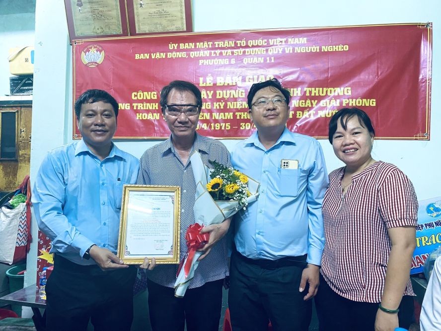 第十一郡第六坊党委书记阮文智向庆云南院住持周华邦赠送感谢状。