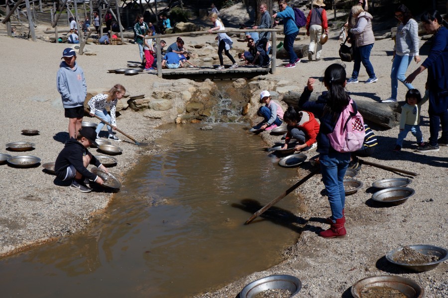 吸引游客的淘金小镇。