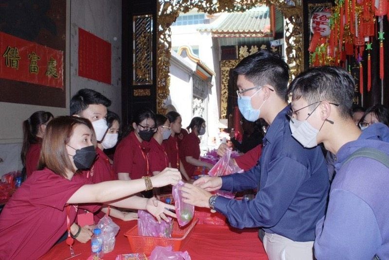 善信前来义安会馆“借富”。