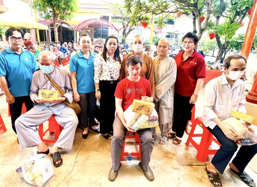 组办单位代表向盲人者赠送礼物。