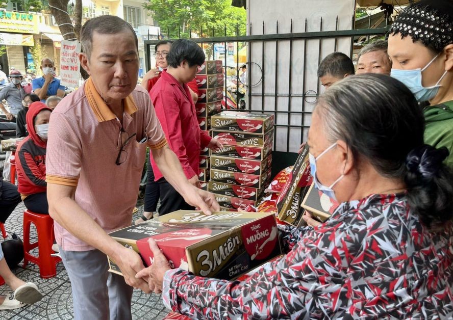 陈弟向贫苦老人赠送礼物。