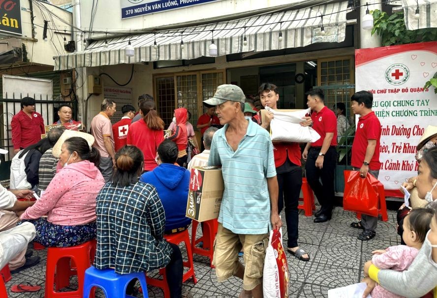 协助残疾人搬礼物。