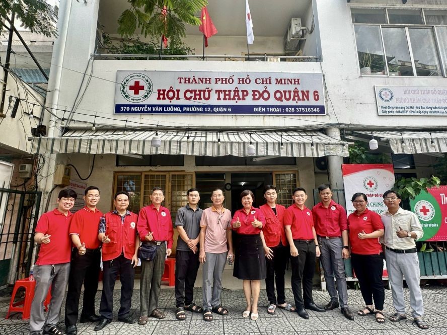 礼物派发完毕，热心人士陈弟（左六）与红十字会成员合照。