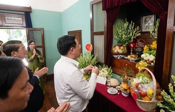 国会主席王廷惠上香缅怀胡志明主席。（图：人民代表）