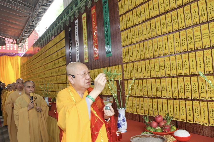 草堂禅寺住持释了明法师主持法会。 草堂禅寺住持释了明法师主持法会。