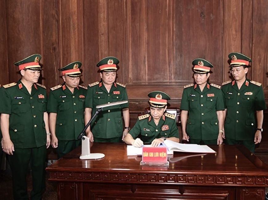 国防部长潘文江大将在 K9- 钟礁遗迹区纪念册留言。