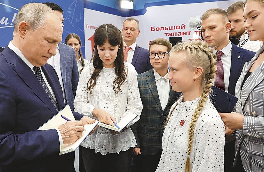 普京（左）建议学校和学生们扩大对中文等亚洲语言的学习。（图：路透社）