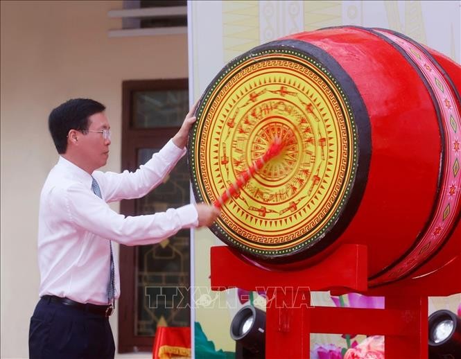 国家主席武文赏击鼓迎接新学年。（图：越通社）