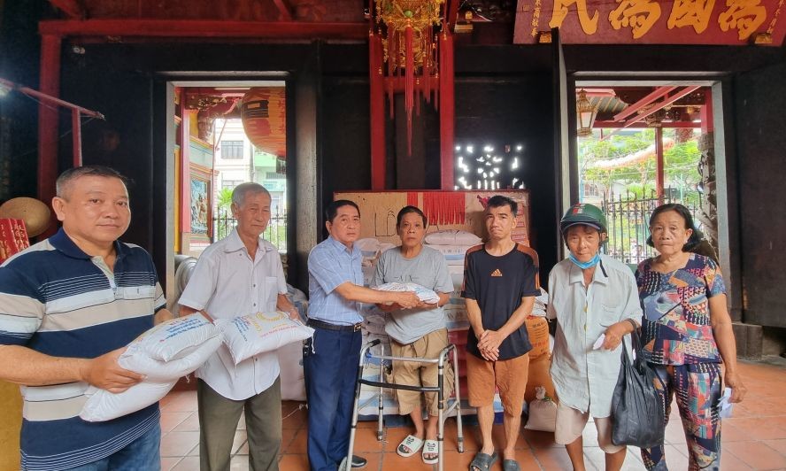 霞漳会馆理事会向清贫户派发盂兰节礼物。