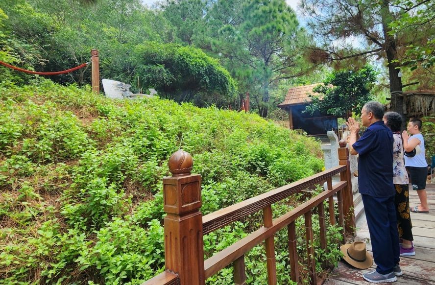 今年“九‧二”国庆假期，共有逾1万人次前往晋谒武元甲大将墓。（图：黎飞龙）