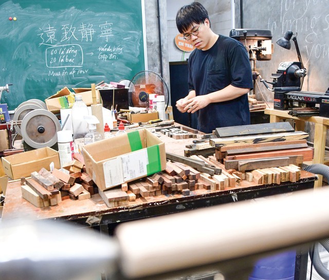 陶辉煌书法家在河内的专业铁笔制作厂房。