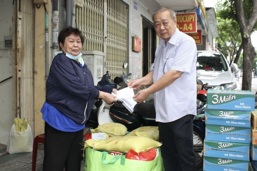 市华人抗战传统俱乐部主任 孙盛强(右一)向会员赠送礼物。