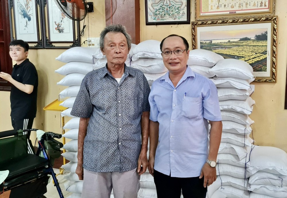 居士林林长江忠盛（左）把大米转交给第二坊祖国阵线委员会副主席黎文雄。