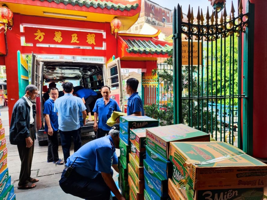 温陵会馆的员工将礼物搬运上车送到各坊和单位。