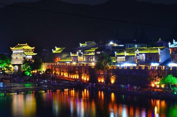 凤凰古城美丽的夜景。 凤凰古城美丽的夜景。