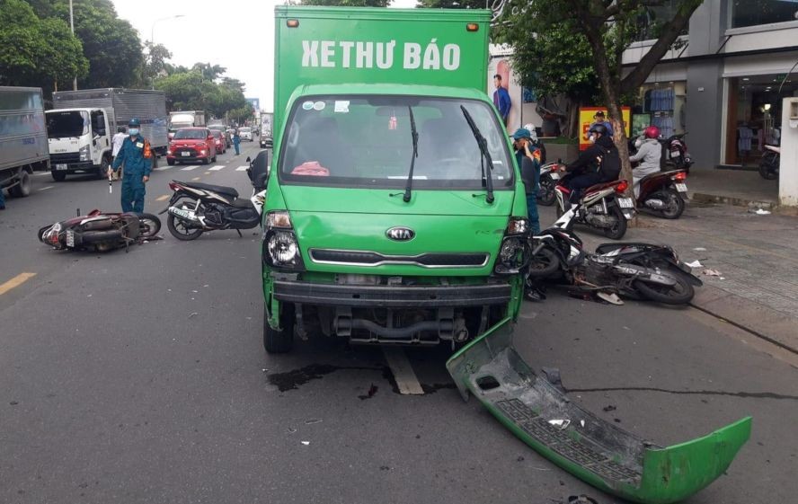 卡车撞倒多辆摩托车使3人受伤