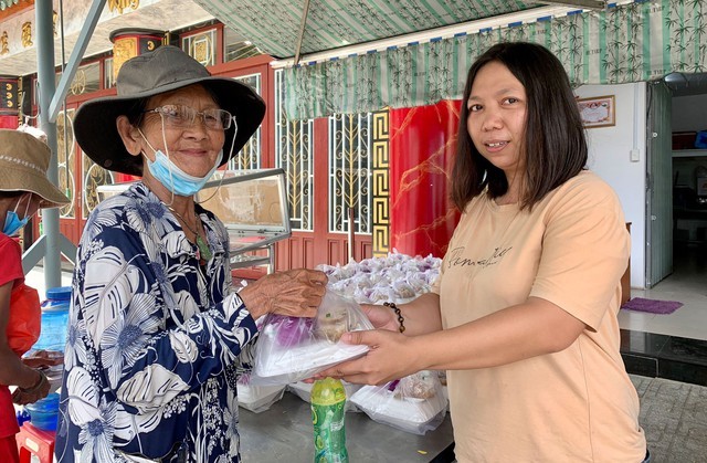 每一份饭盒都获直接送到贫困者手中。