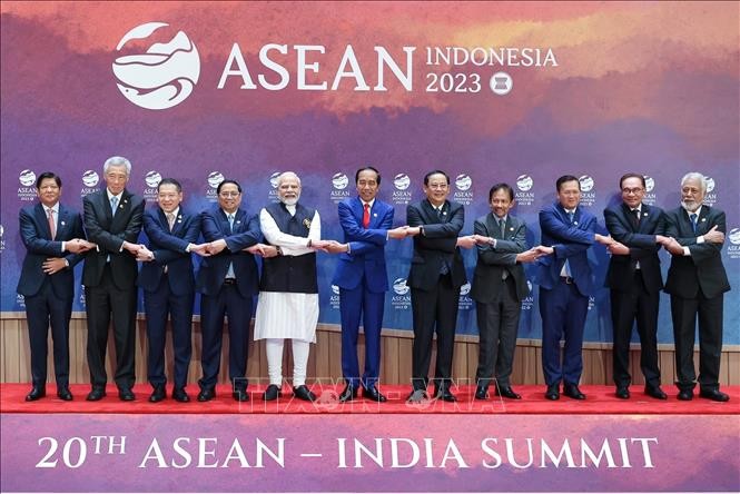 政府总理范明政和各代表团团长出席东盟－印度峰会合照留念。（图：越通社）