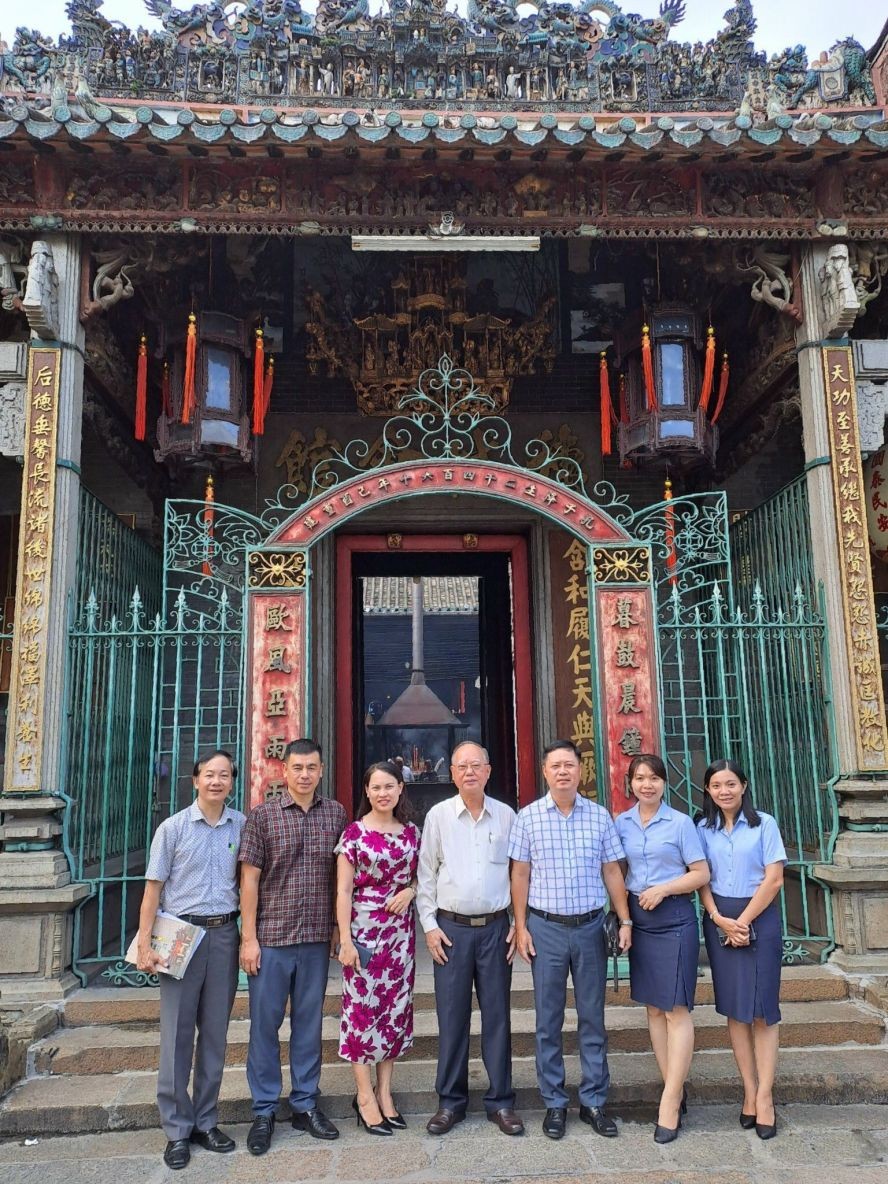 《宣教》杂志总编辑黎辉南和陪同团与穗城会馆理事长卢耀南合照留念。