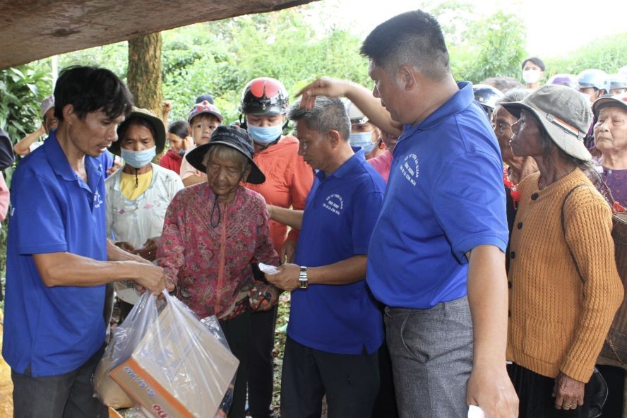 众多少数民族同胞获赠送盂兰礼物。