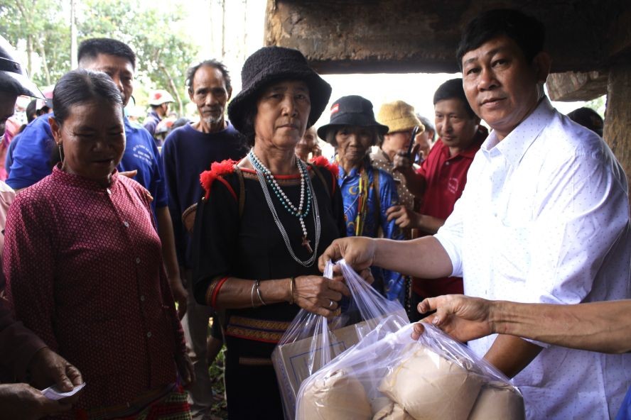 第八郡丰富会馆代表（右一）向平福省少数民族同胞派发盂兰节礼物。