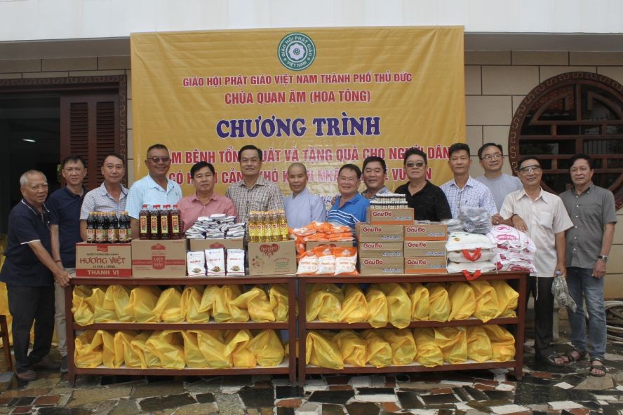 本市一众华人热心人士赴守德市灵东坊观音寺派礼物。