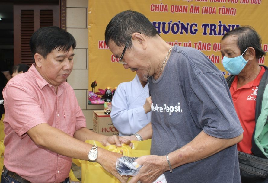 华人热心人士张耀雄向贫困者派发盂兰节礼物。