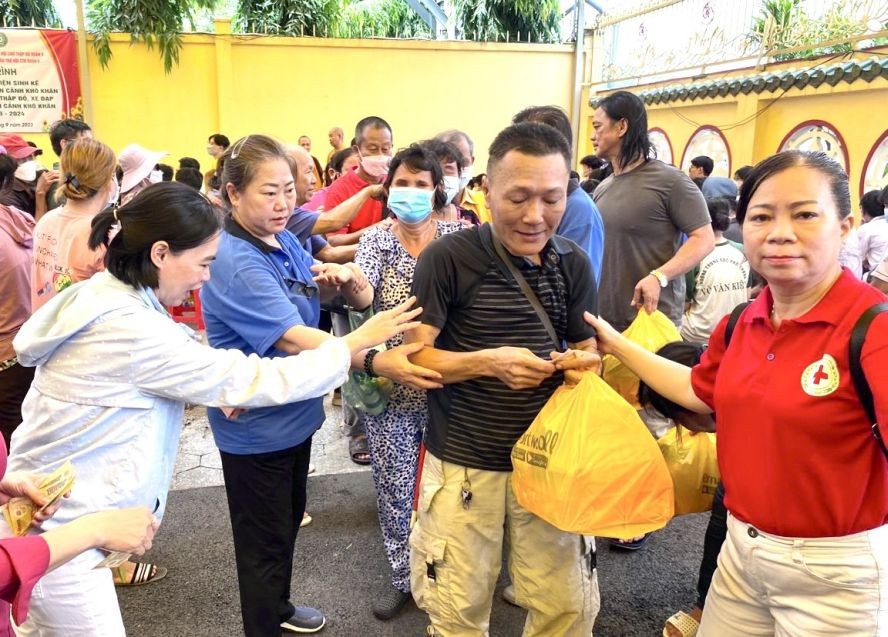 向盲人发送礼物与现金。