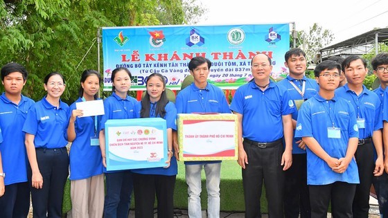 市委副书记阮胡海出席在同塔省新鸿县新护基村新城河西岸街的落成仪式。