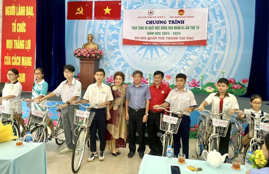 第十一郡明月贴纸企业主理邓氏明月向10名贫苦学生赠送自行车。