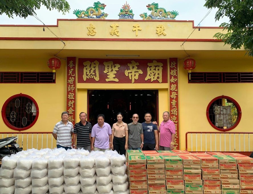 决胜村关帝庙理事会与地方政府出席派发盂兰节礼物活动。