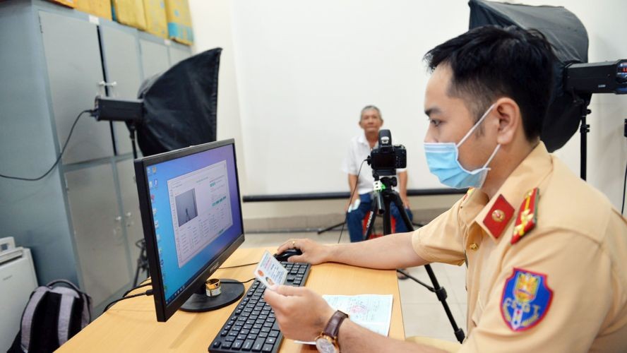 民众在本市第四郡公安办理公民证。