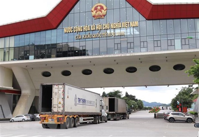 友谊国际口岸每天有数百辆卡车通关。（图：越通社）