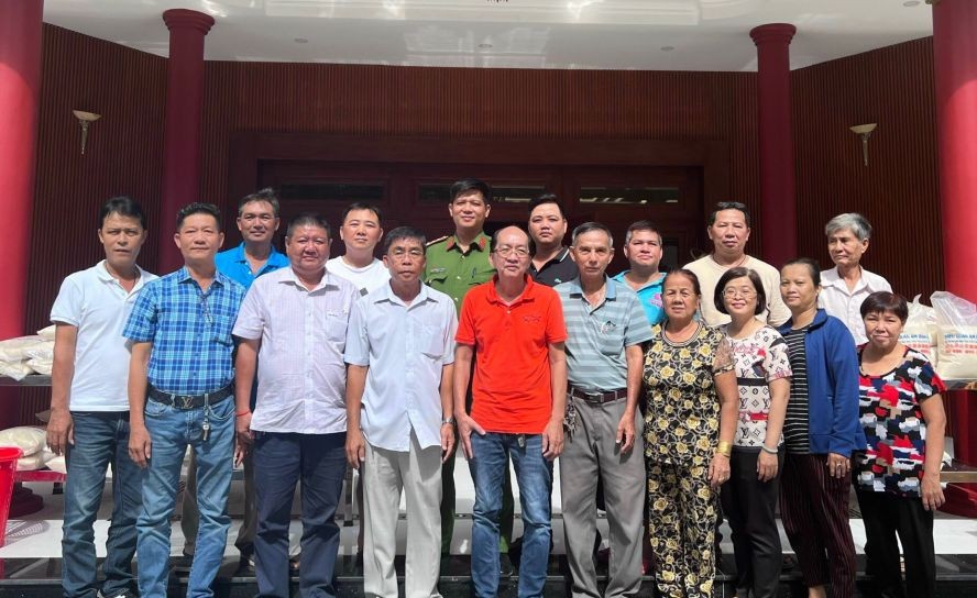 茶园护国观音庙诸位理监事和工作人员主持派米仪式。