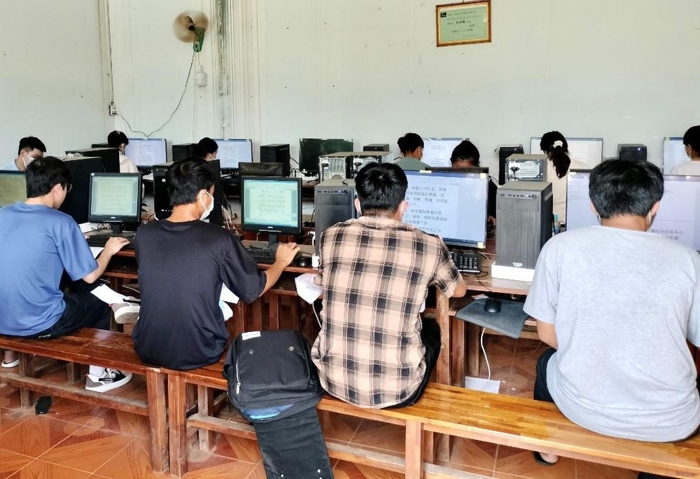 保平华文中心使用科技教学。