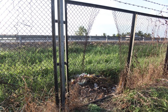 严禁民众破坏高速公路护栏