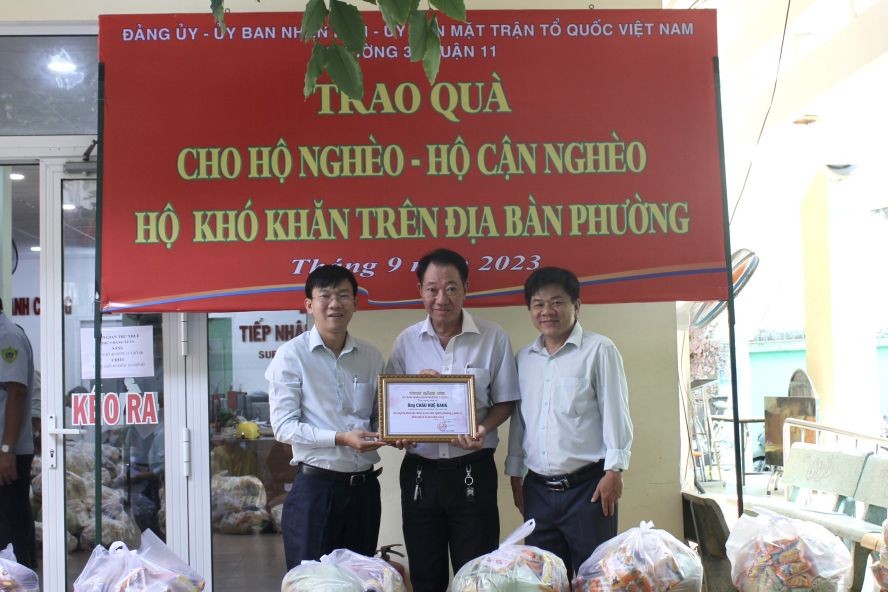 第十一郡第三坊领导向庆云南院住持周华邦（中）颁发“感谢状。