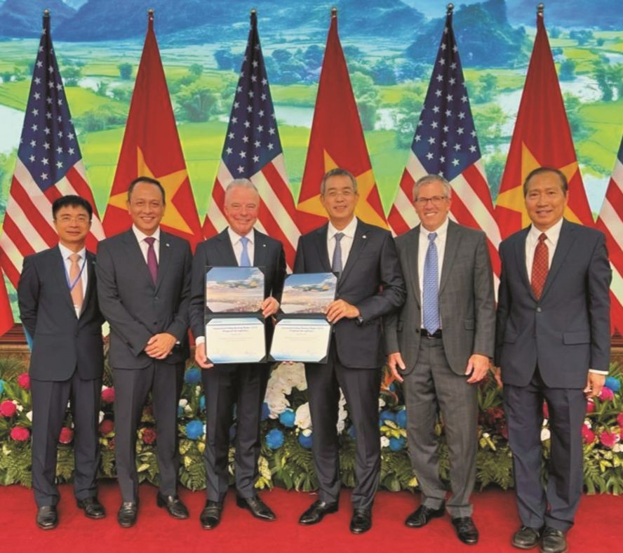 双方代表在签署初步协议后合照。