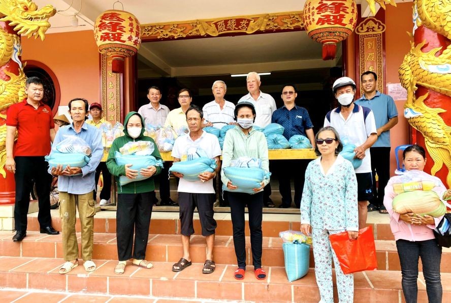 各理监事向贫困人家赠送济品。