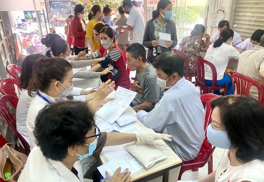 第五郡东医会为郡内病人诊病。