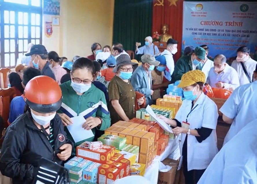 第五郡东医会赴茶荣省赠医施药。