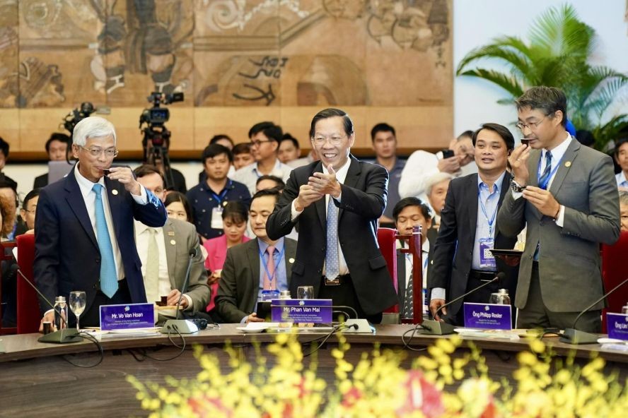 市领导邀请与会代表品尝茗茶。（图：黄雄）