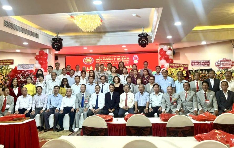 出席庆祝35周年纪念会的各领导、贵宾、会员等合照。