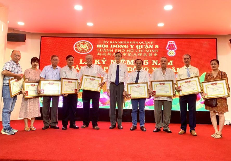 各医生、单位和个人获颁发“为东医事业纪念章”。