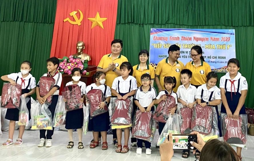 慈善组向贫困好学学生赠送礼物。 慈善组向贫困好学学生赠送礼物。