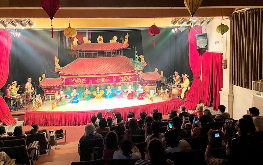 金龙水上木偶戏剧院是大流行疫病后迅速复苏为游客服务的单位之一。