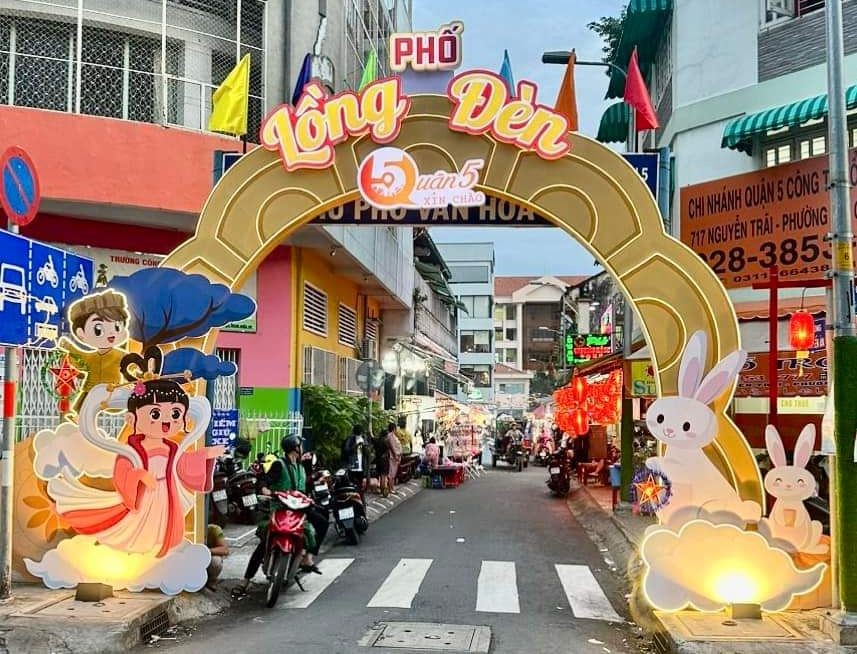 第五郡“花灯步行街”投入活动