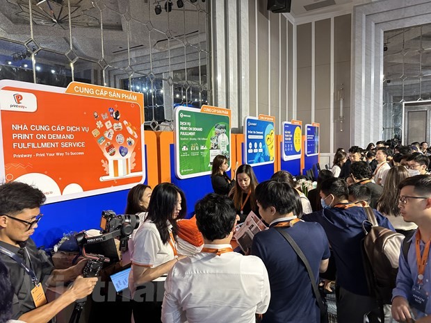 电子商务蓬勃发展，积极辅助零售领域。