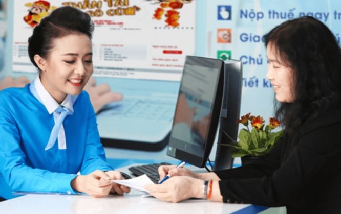 银行员工向客户提供贷款咨询。