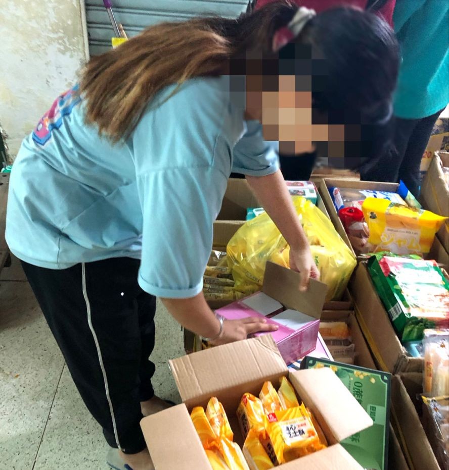 非法进口、来源不详、使用期限将至的月饼在平西街市大量出售。